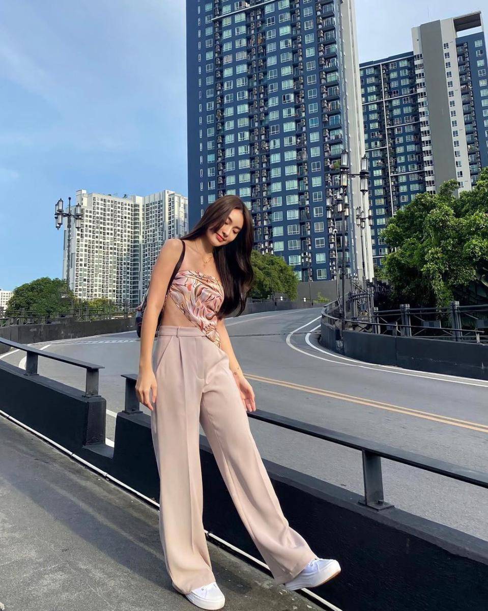 ide padu padan tube top ala Kapook Phatchara (instagram.com/kapookphat)