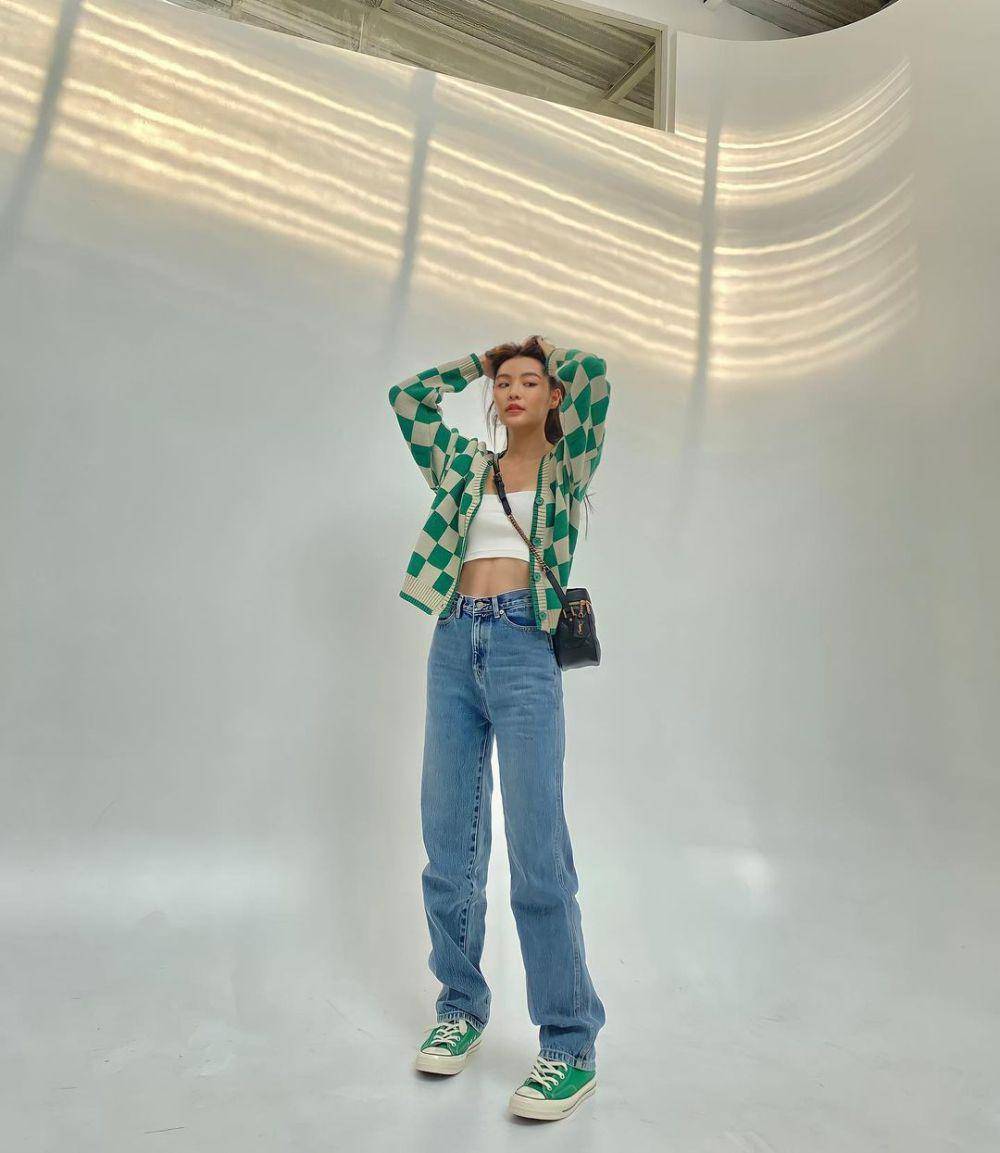 ide padu padan tube top ala Kapook Phatchara (instagram.com/kapookphat)