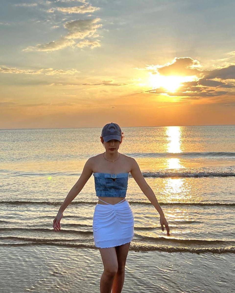 ide padu padan tube top ala Kapook Phatchara (instagram.com/kapookphat)
