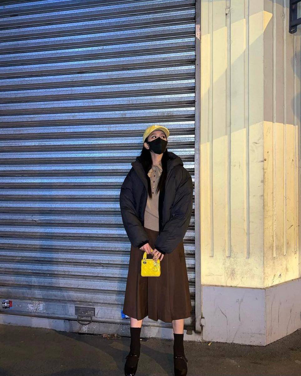 referensi OOTD dengan topi ala Jisoo BLACKPINK (instagram.com/sooyaaa__)