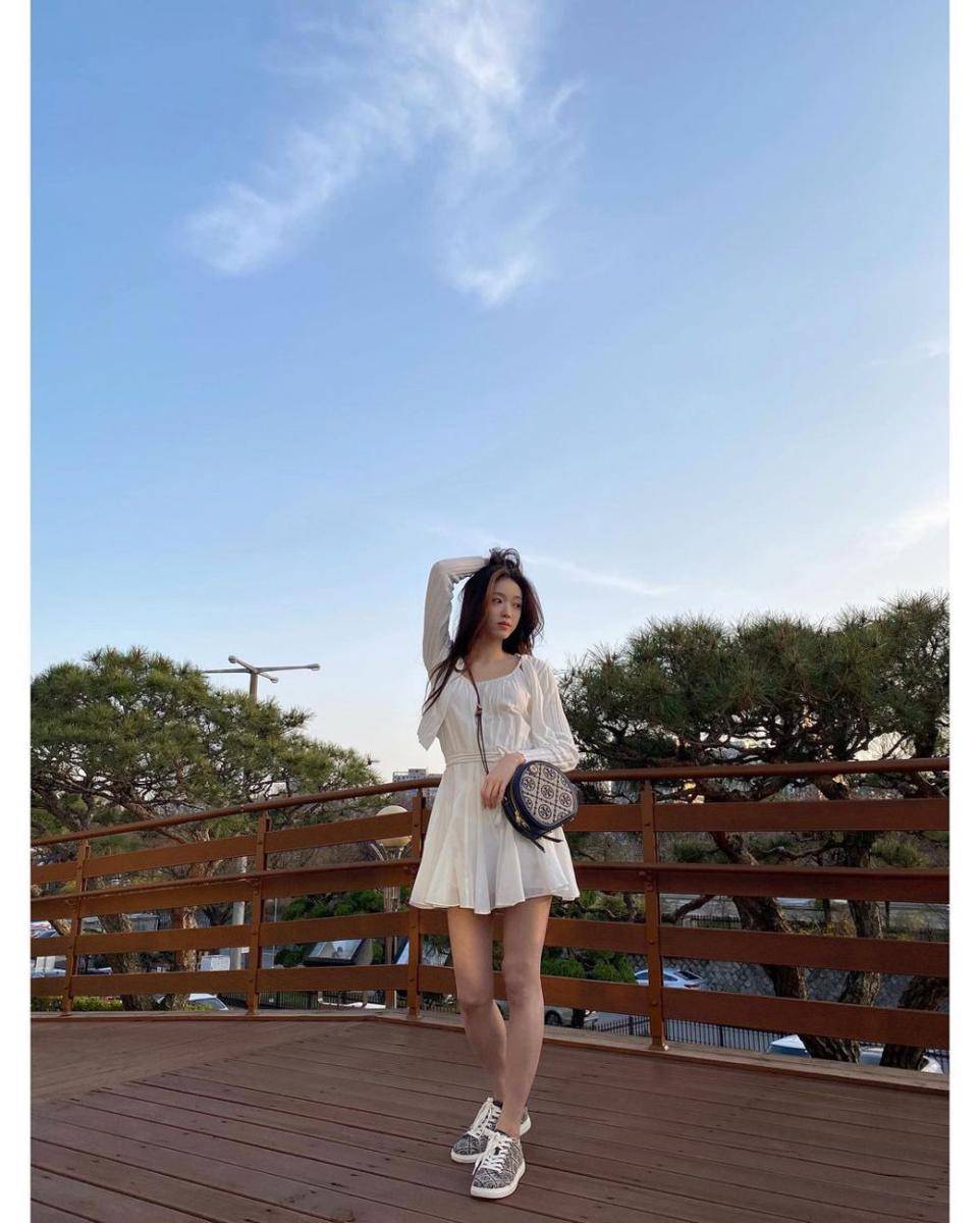 ide outfit buat hangout ala member Oh My Girl (instagram.com/yoo_sha)