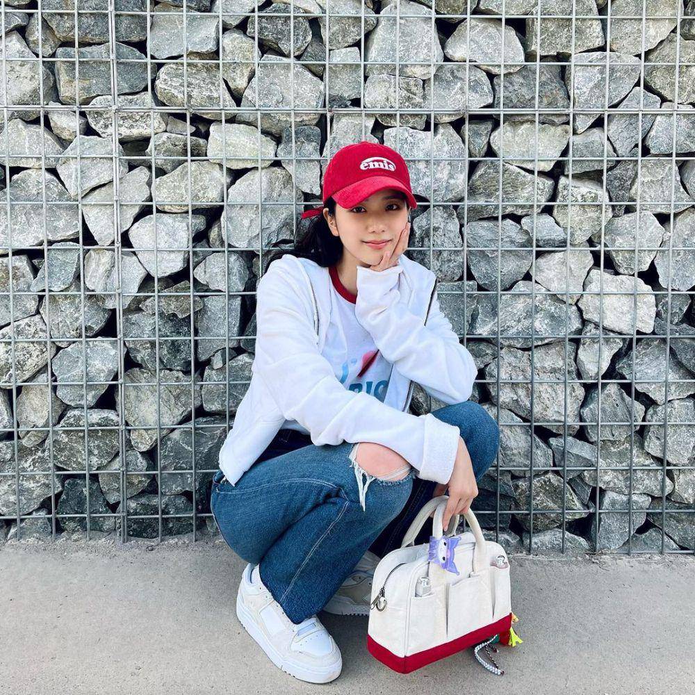 referensi OOTD dengan topi ala Jisoo BLACKPINK (instagram.com/sooyaaa__)