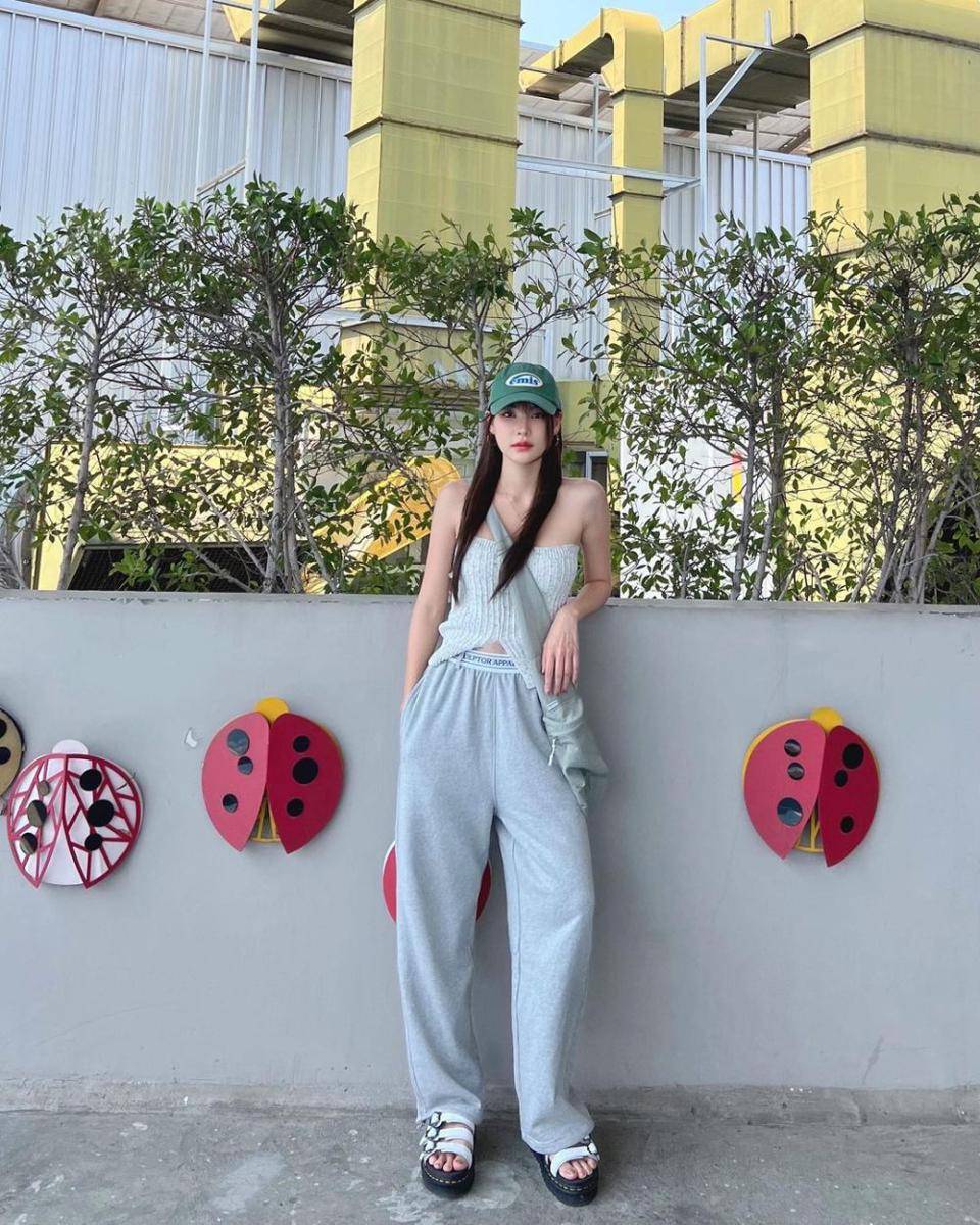 ide padu padan tube top ala Kapook Phatchara (instagram.com/kapookphat)