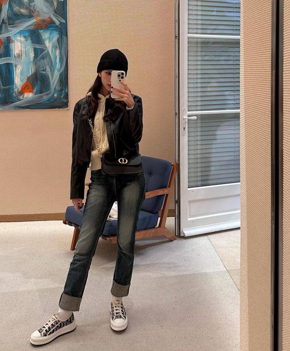 referensi OOTD dengan topi ala Jisoo BLACKPINK (instagram.com/sooyaaa__)