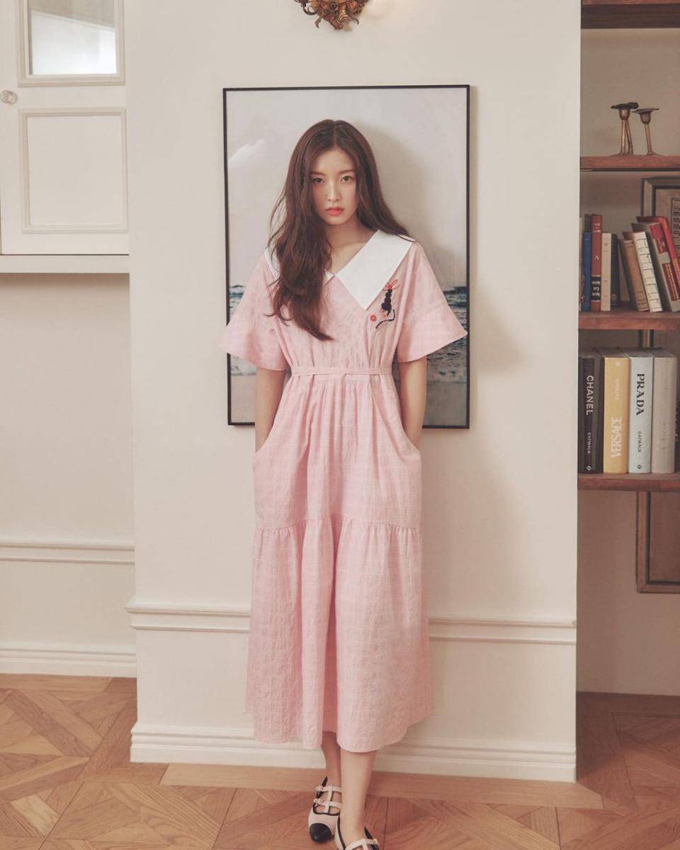 inspirasi summer outfit ala Arin Oh My Girl (instagram.com/ye._.vely618)