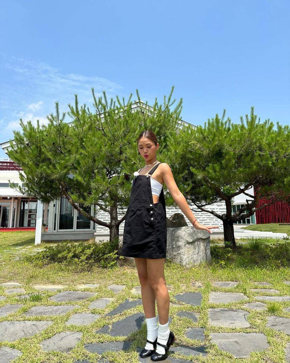 ide outfit buat hangout ala member Oh My Girl (instagram.com/mimmiiiya)