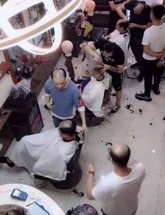potret kostum dan tingkah nyeleneh orang super random (facebook.com/Humans doing human things)