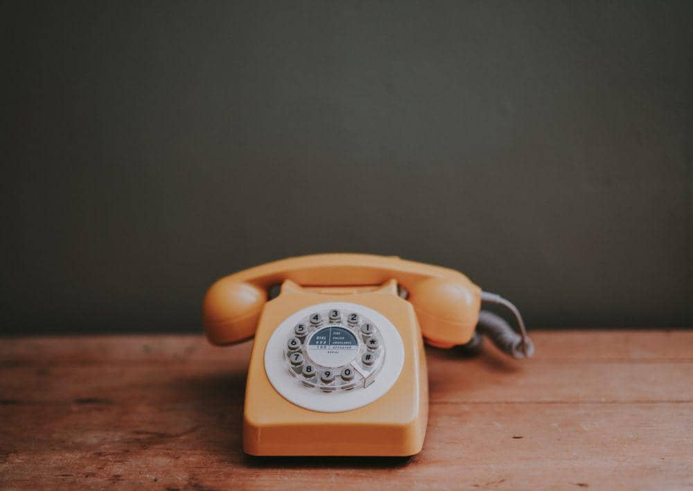 ilustrasi telepon (unsplash.com/@anniespratt)