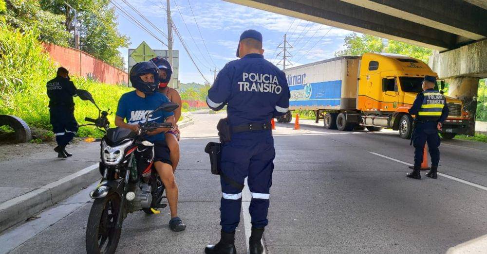 Polisi El Salvador saat mengadakan operasi di jalanan. (twitter.com/PNCSV)