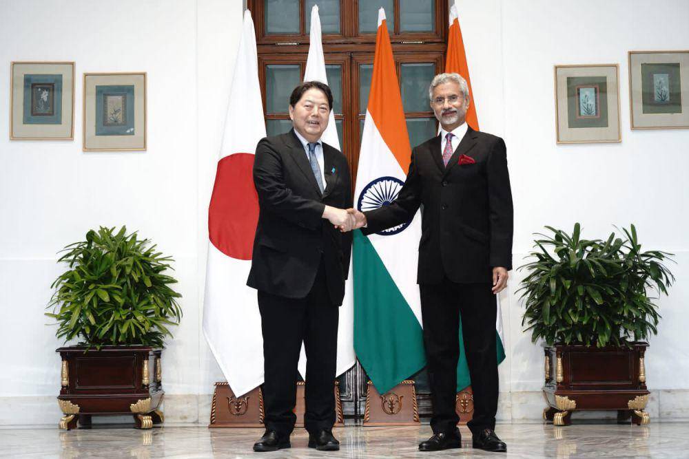 Menteri Luar Negeri (Menlu) Jepang, Yoshimasa Hayashi saat bertemu dengan Menlu India Subrahmanyam Jaishankar (kanan) pada Kamis (27/7/2023) di New Delhi. (twitter.com/DrSJaishankar)