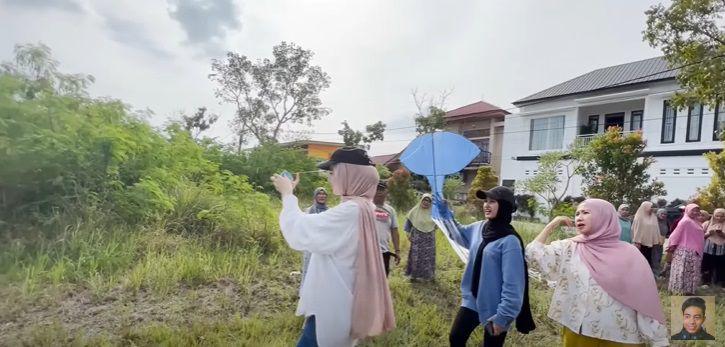 7 Potret Tugba Main Layangan Bareng Keluarga Fiki Naki, Bahagia Banget