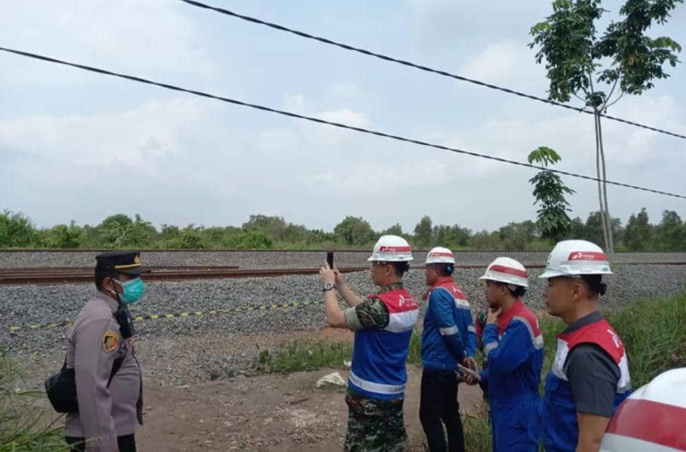 (Petugas Pertamina saat menjaga area pipa yang bocor dan semburkan gas) IDN Times/istimewa