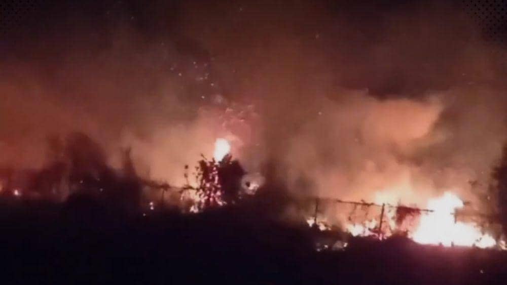 Potongan video kebakaran di lahan kering dekat Bandara Banyuwangi. (FOTO: Istimewa)