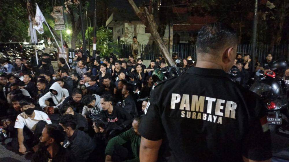 Polisi saat mengamankan ratusan pesilat yang berkonvoi, Jumat (28/7/2023) malam. (dok. Istimewa).