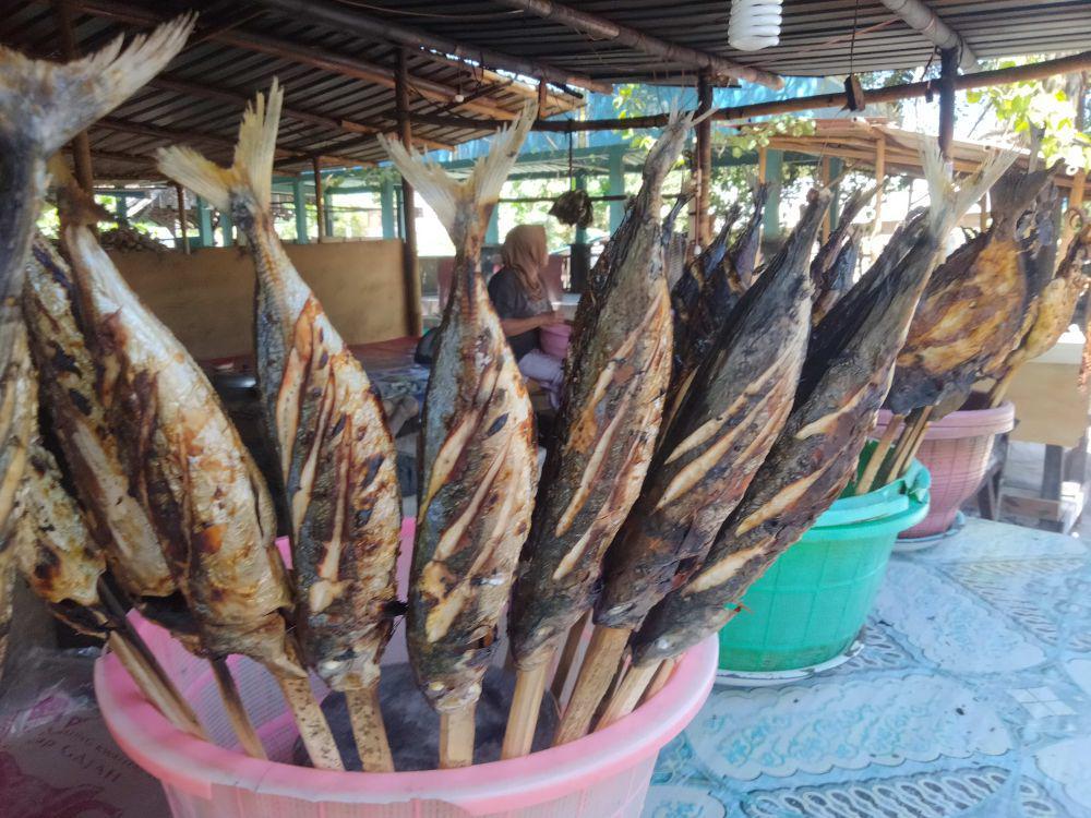 Harga Ikan Naik, Omzet Pedagang di Pantai Labuhan Haji Turun