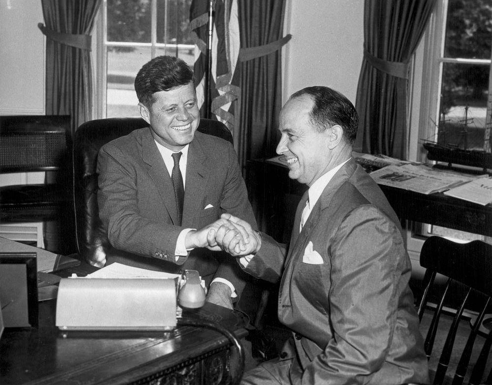 potret John Kennedy dan deLesseps S. Morisson (commons.wikimedia.org/Abbie Rowe)