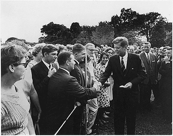potret John F. Kennedy menyapa sukarelawan Peace Corps (commons.wikimedia.org/Abbie Rowe)