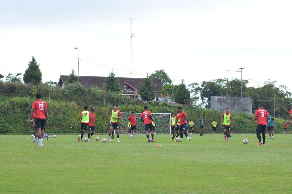 Persiapan para pemain Nusantara United jelang laga uji coba melawan Persela Lamongan. (dok NUFC)