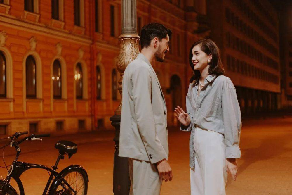 potret pasangan sedang berbincang di pinggir jalan (pexels.com/cottonbro studio)