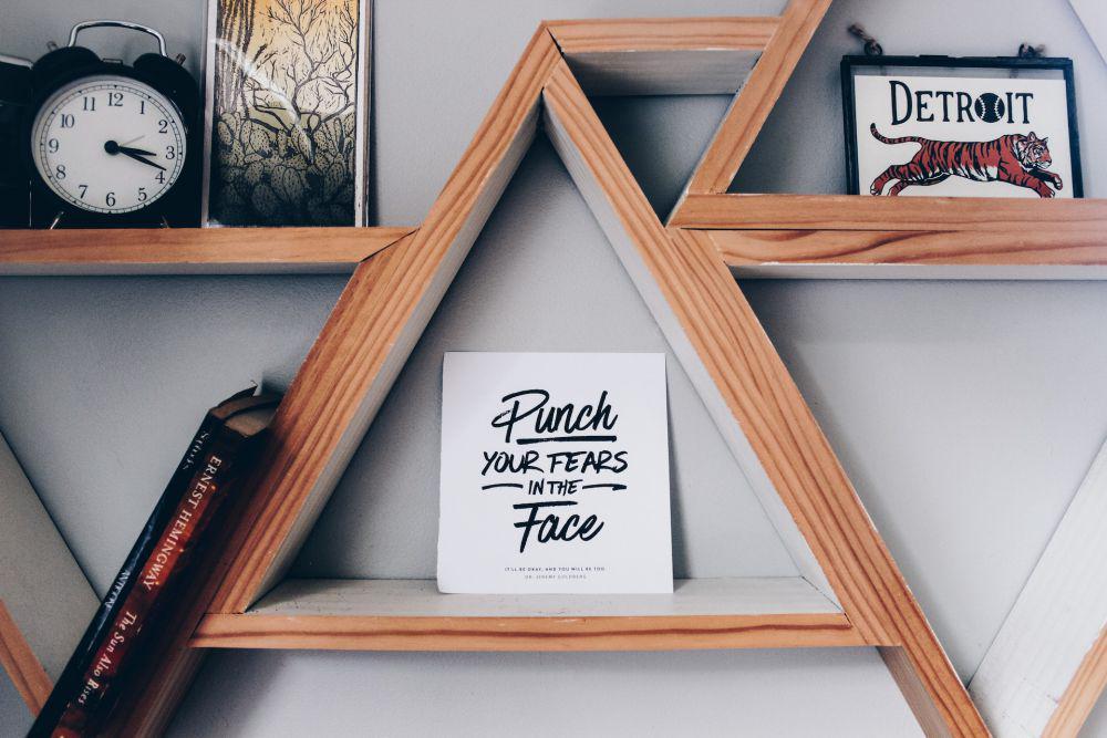 8 Inspirasi Desain Rak Buku Unik dan Estetik, Menghidupkan Suasana!