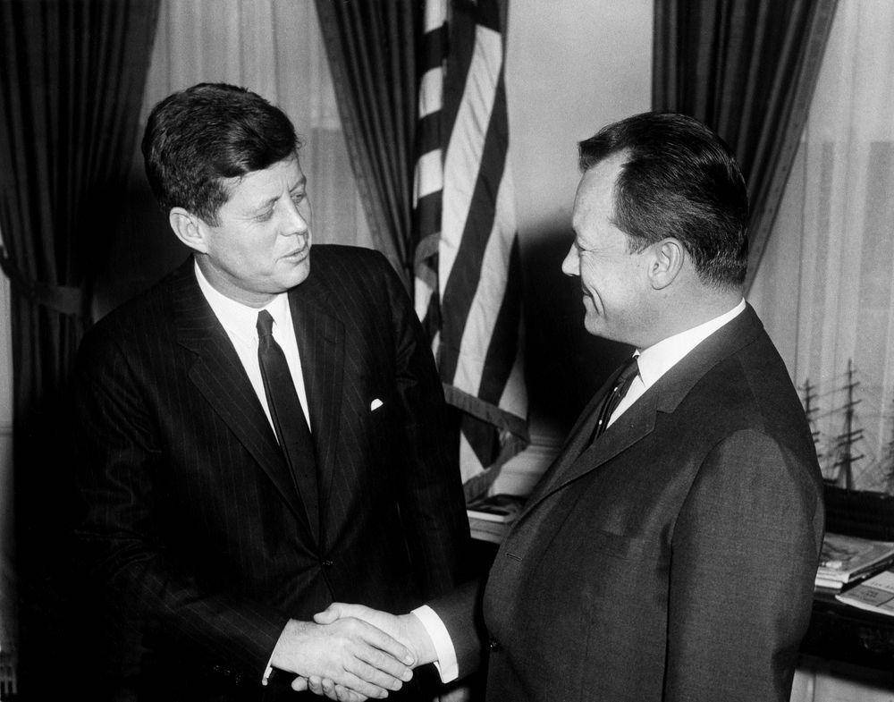 potret John Kennedy dan Willy Brandt, Walikota Berlin Barat (commons.wikimedia.org/Abbie Rowe)
