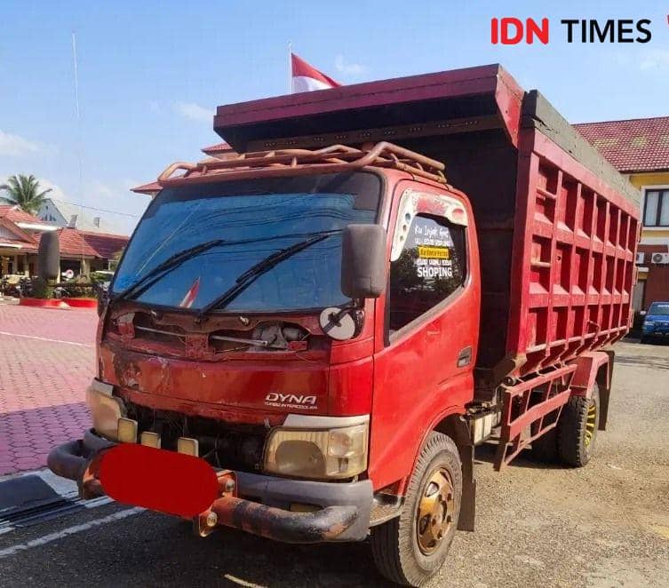 Dump truk milik tersangka turut dijadikan barang bukti kini diamankan Polisi. Foto Humas Polres Paser (IDN Times/Ervan)