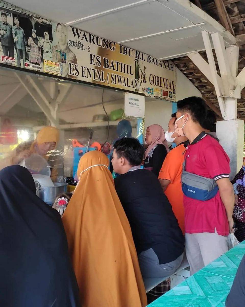 Warung es batil Bu Bayanah Lamongan. Instagram/infolamongan