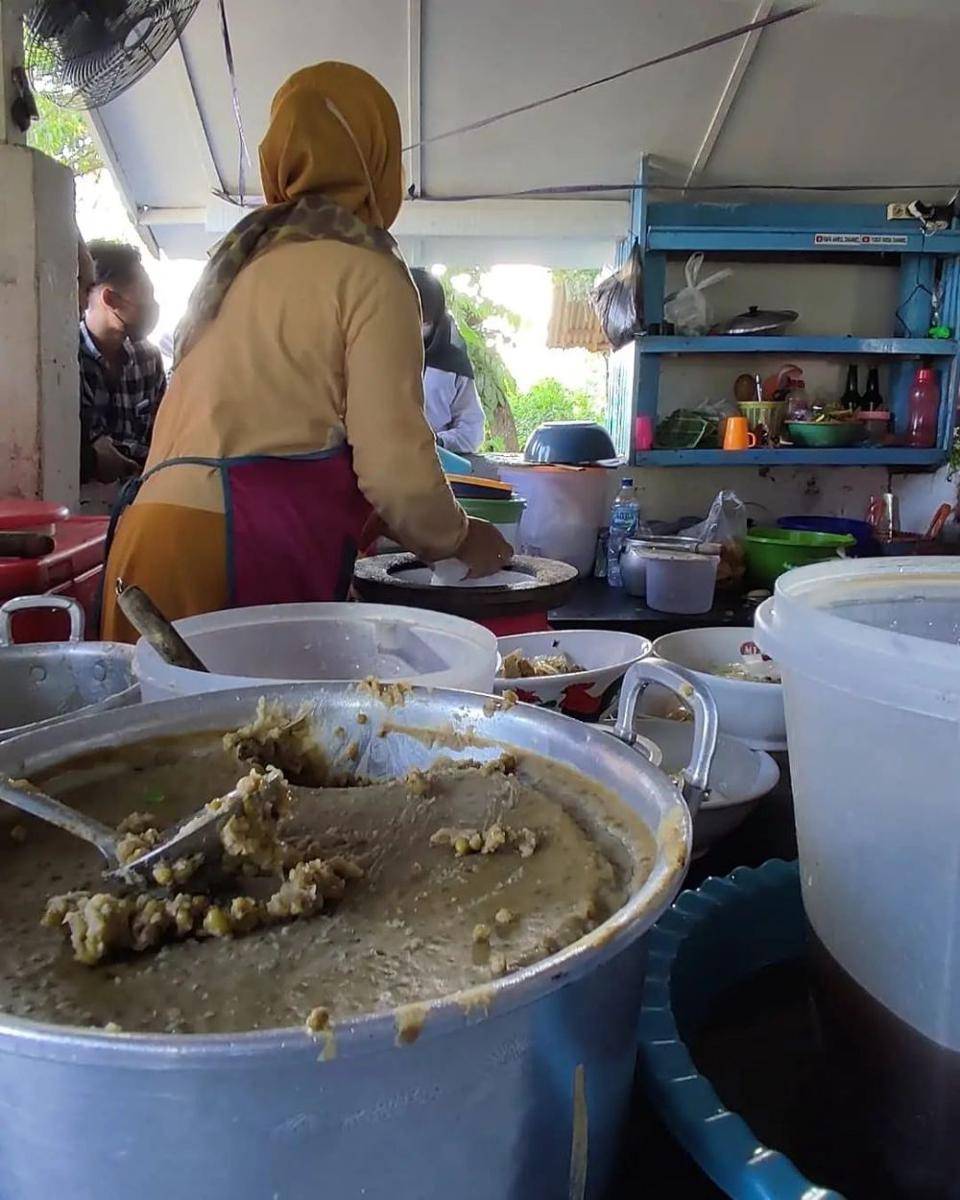 Kondimen atau tambahan dalam penyajian es batil. Instagram/infolamongan