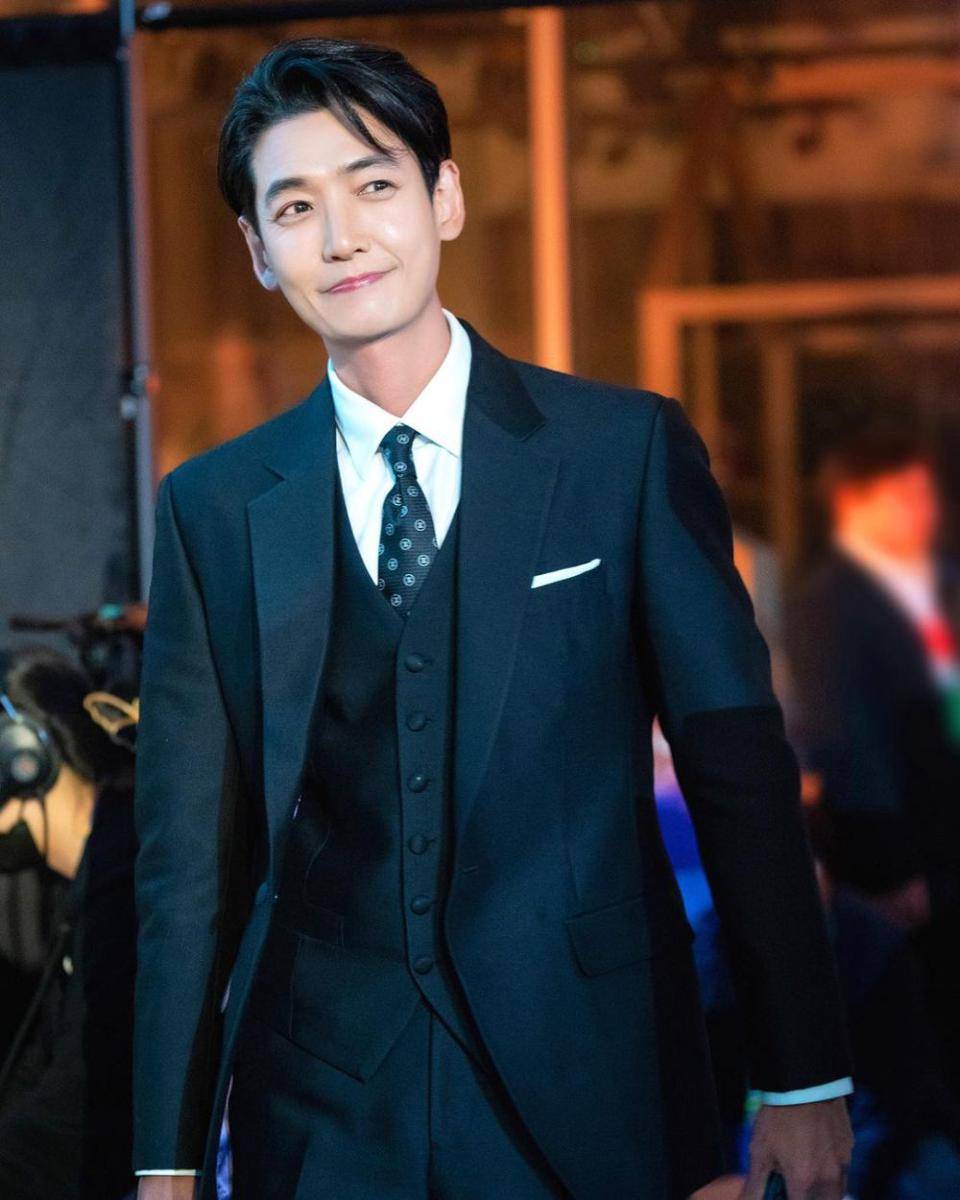 Jung Kyung Ho (instagram.com/management_allum)