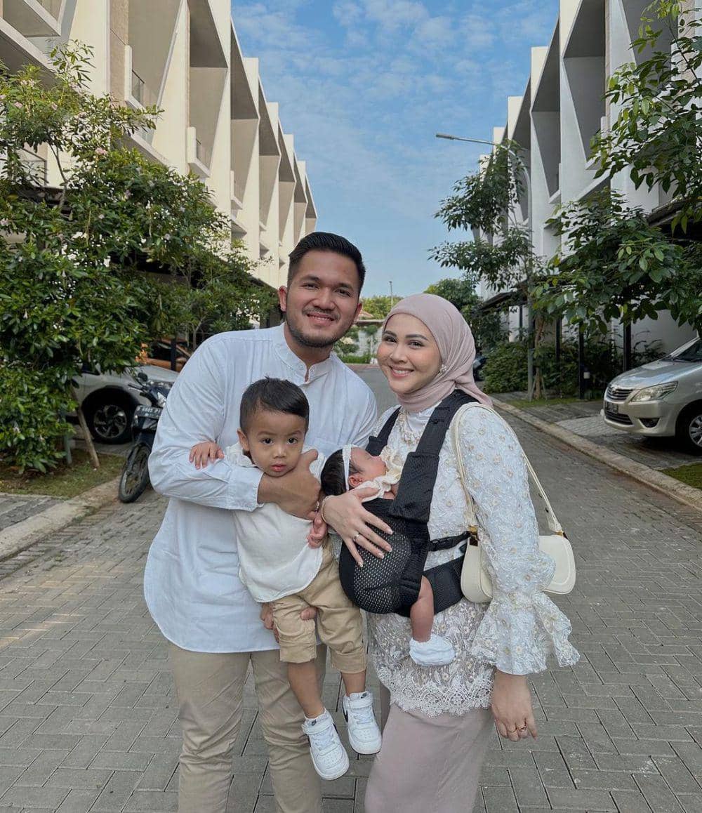 potret keluarga Kesha Ratuliu (instagram.com/adhipermana_)