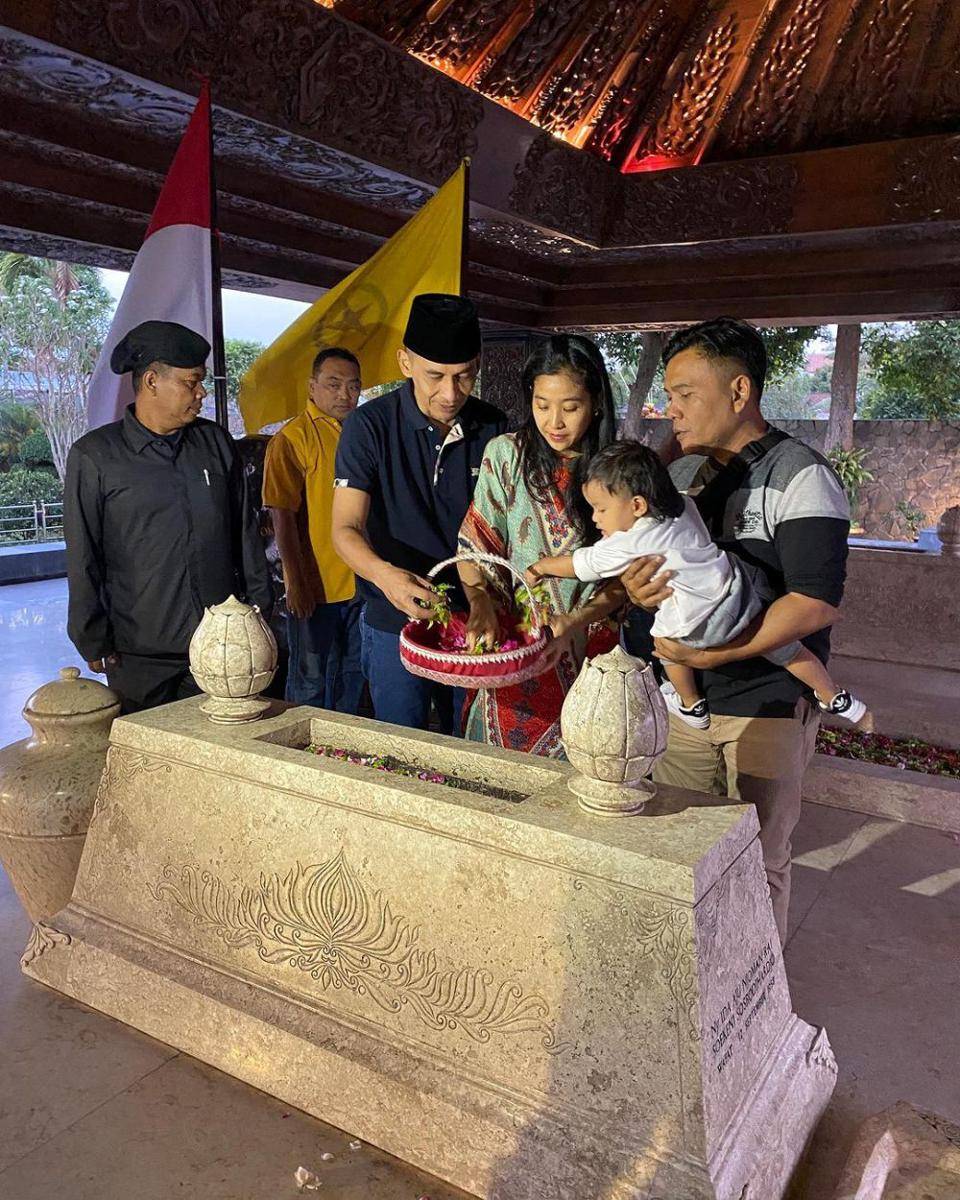 Olivia Zalianty ziarah ke Makam Bung Karno (instagram.com/oliviazallianty)