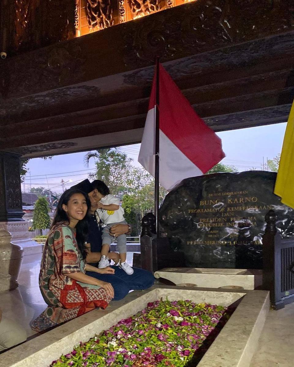 Olivia Zalianty ziarah ke Makam Bung Karno (instagram.com/oliviazallianty)