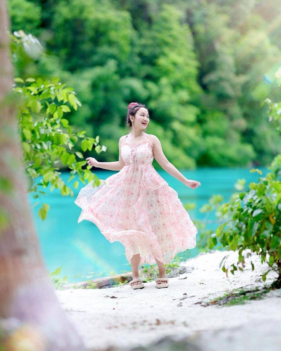 ide outfit nuansa baby pink (instagram.com/nandaarsynt)