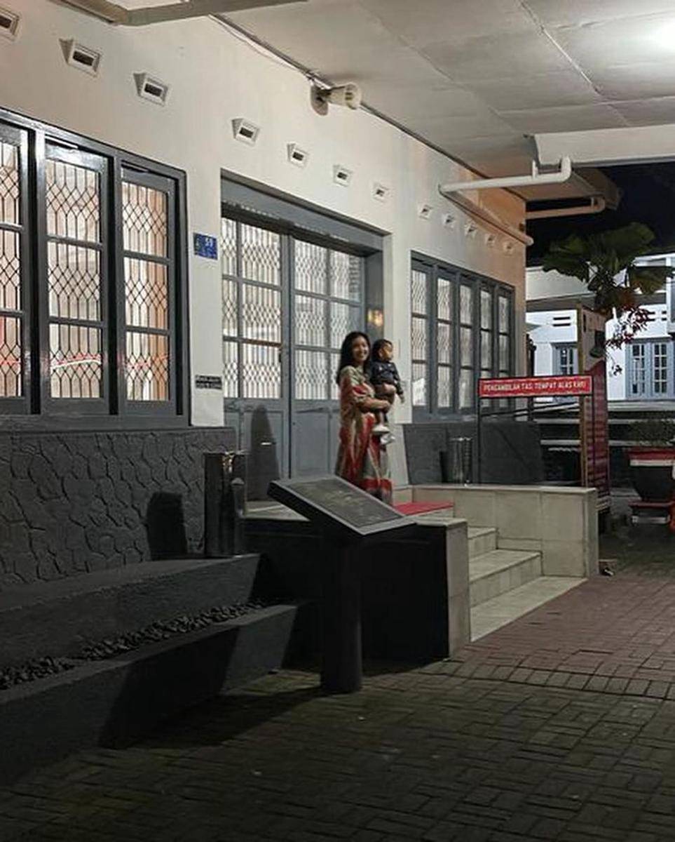Olivia Zalianty ziarah ke Makam Bung Karno (instagram.com/oliviazallianty)