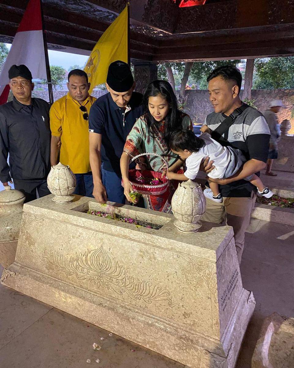 Olivia Zalianty ziarah ke Makam Bung Karno (instagram.com/oliviazallianty)
