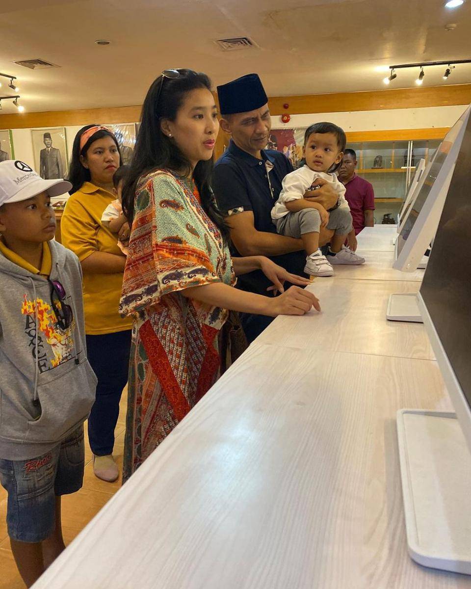 Olivia Zalianty ziarah ke Makam Bung Karno (instagram.com/oliviazallianty)