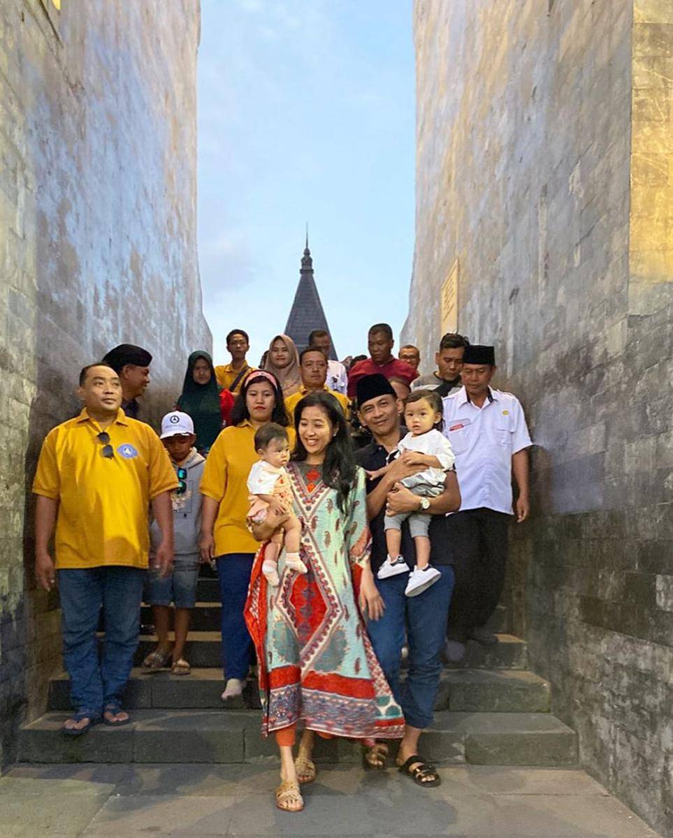 Olivia Zalianty ziarah ke Makam Bung Karno (instagram.com/oliviazallianty)