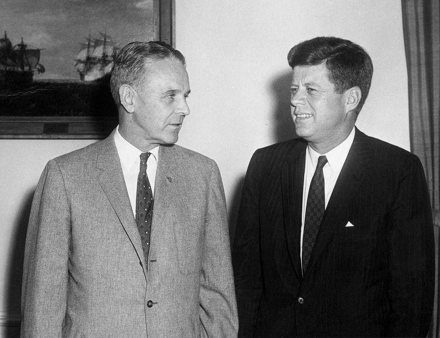 potret John Kennedy dan Maxwell Taylor (commons.wikimedia.org/Abbie Rowe)