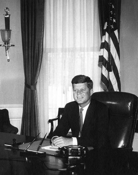 potret John F. Kennedy (commons.wikimedia.org/Abbie Rowe)