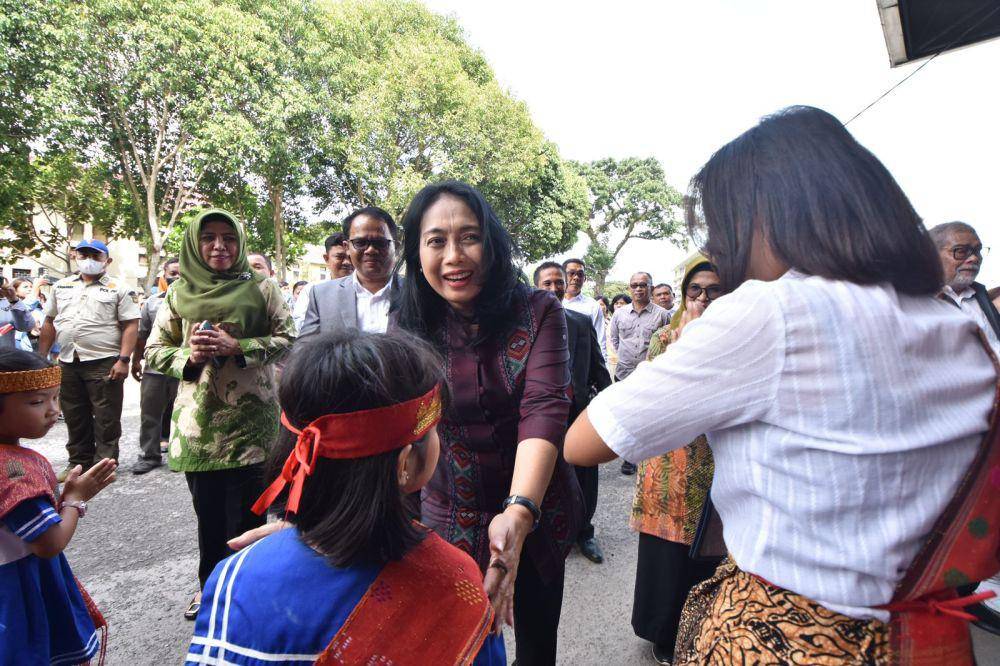 Kunjungan Menteri PPPA, Bintang Puspayoga di Semarang dalam rangka Sosialisasi Kebijakan Model Kesehatan Jiwa bagi tim posyandu dan tim pendamping keluarga (dok. KemenPPPA)