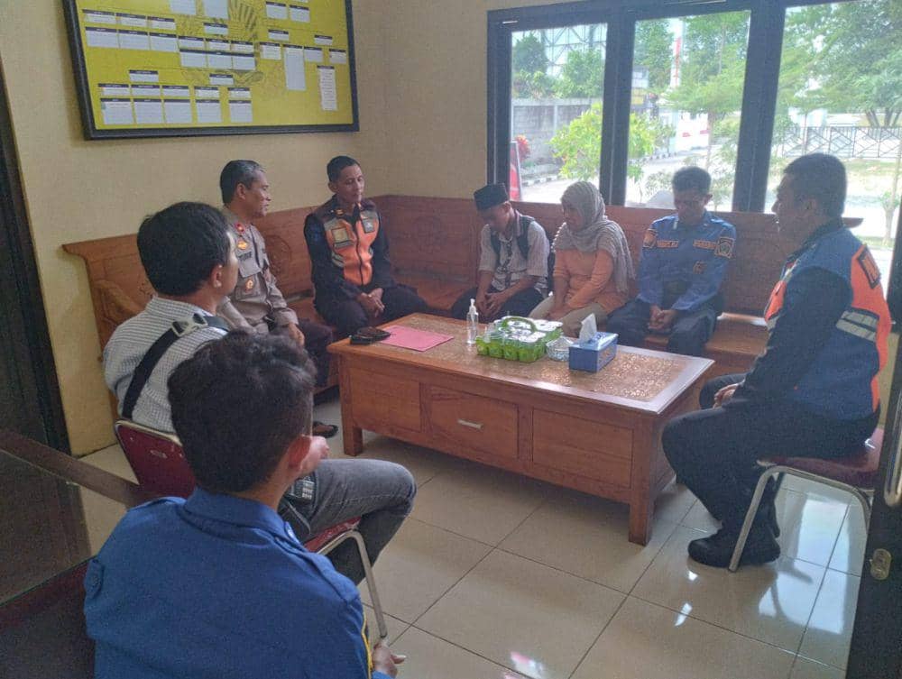 Pelaku pelempar kereta api saat berada di Polsek. IDN Times/ istimewa