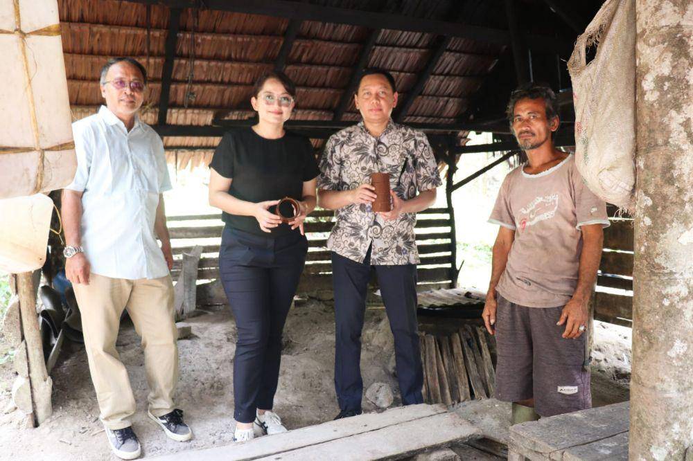 Bank Mestika mengunjungi petani dan pengrajin Gula Aren di Kutalimbaru, Deli Serdang, Kamis (27/7/2023). (Dok. IDN Times)