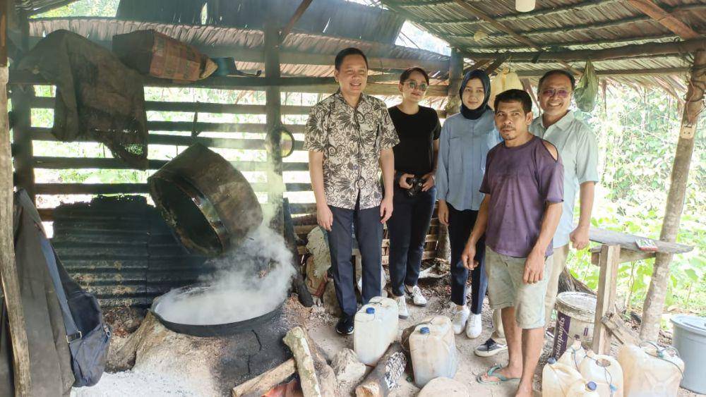 Bank Mestika mengunjungi petani dan pengrajin Gula Aren di Kutalimbaru, Deli Serdang, Kamis (27/7/2023). (Dok. IDN Times)