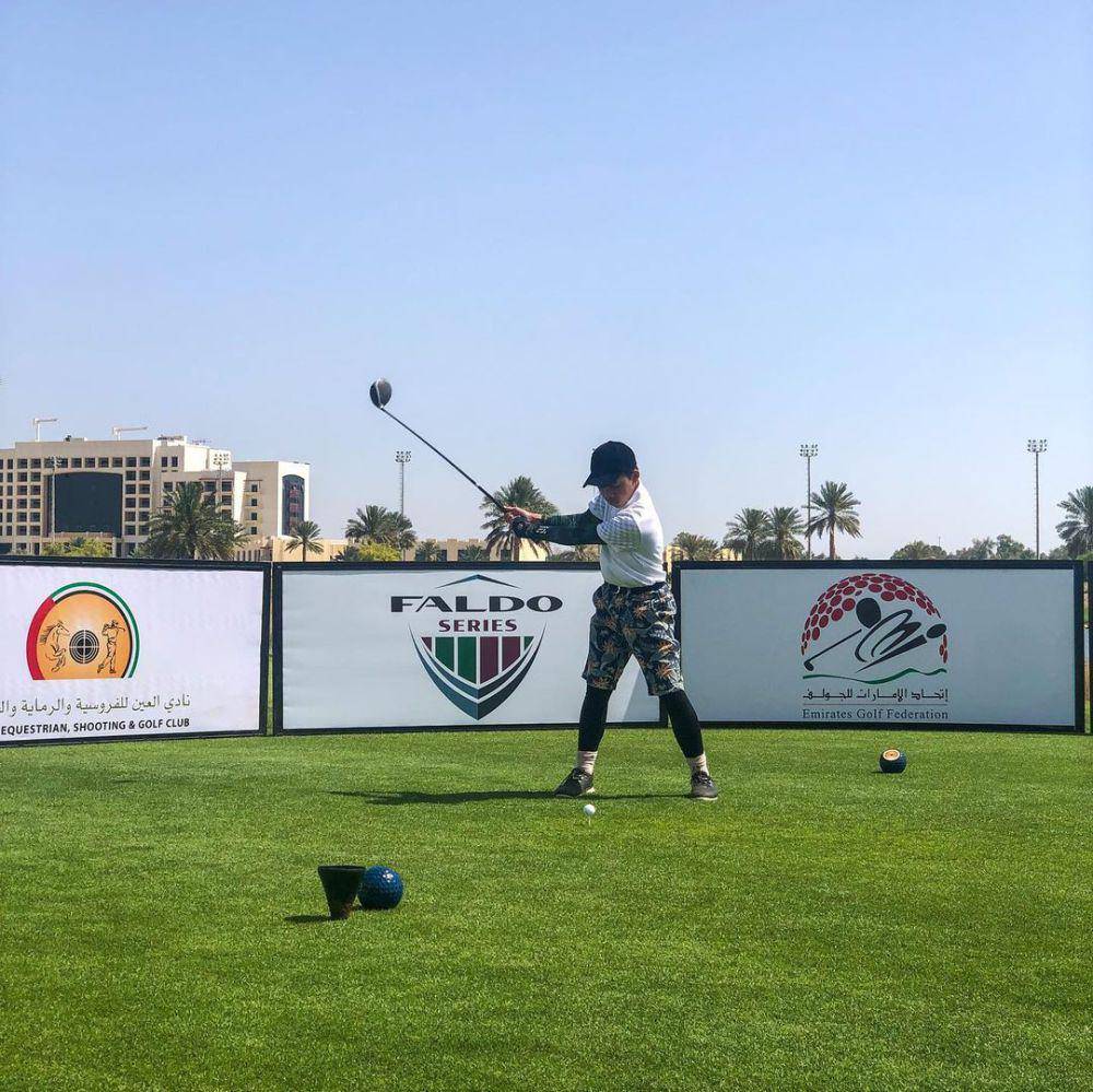 Muntazar Halilintar saat bermain golf (instagram.com/muntazhalilintar)