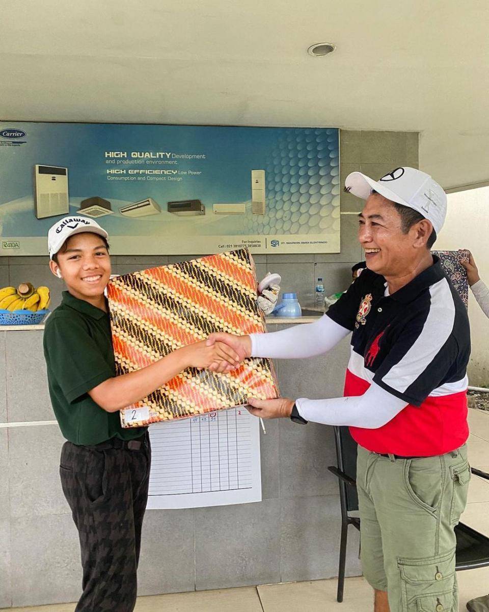 Muntazar Halilintar saat bermain golf (instagram.com/muntazhalilintar)