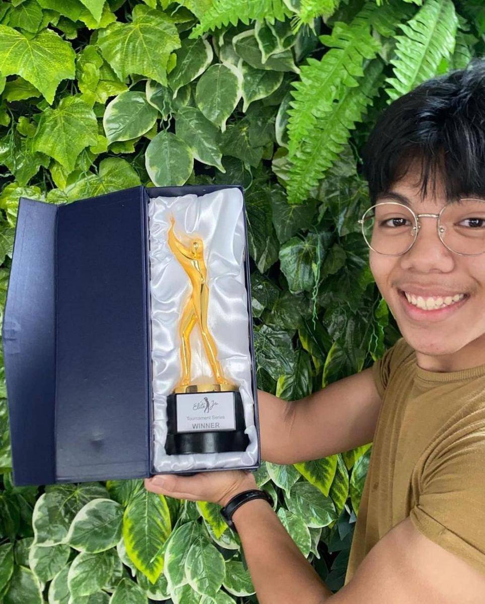 Muntazar Halilintar saat bermain golf (instagram.com/muntazhalilintar)