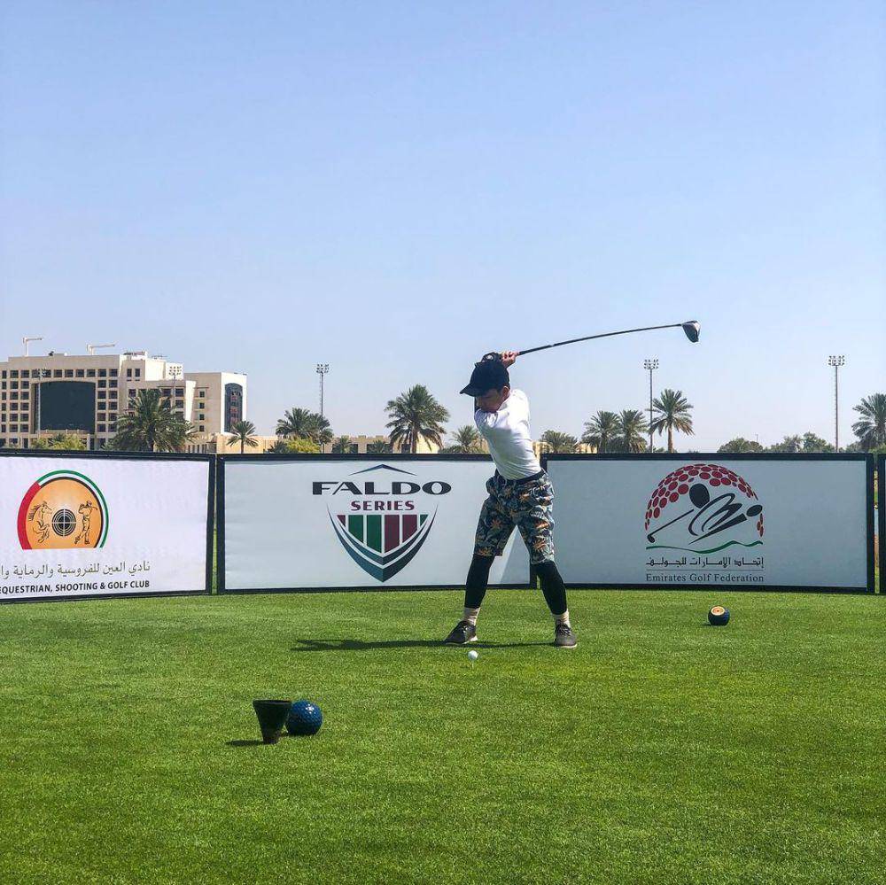 Muntazar Halilintar saat bermain golf (instagram.com/muntazhalilintar)