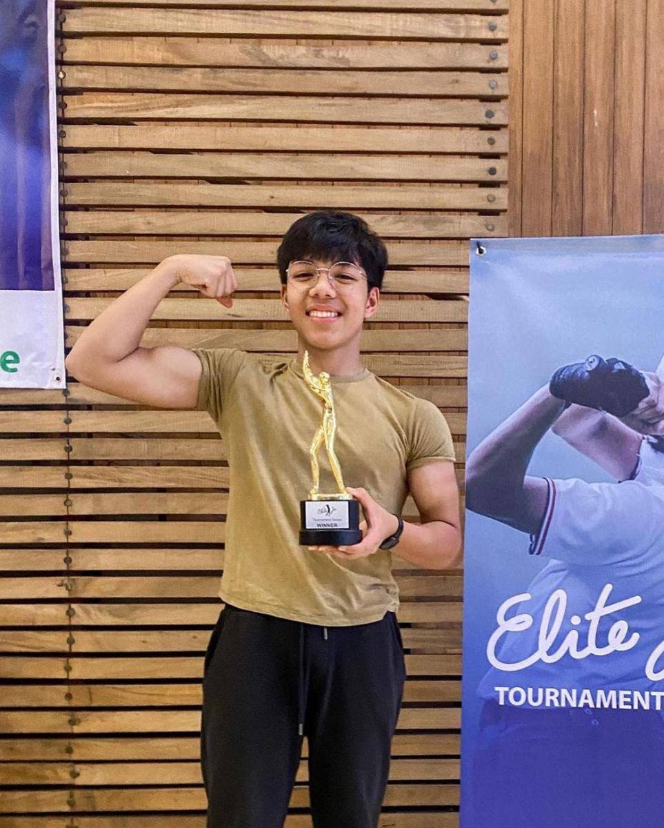 Muntazar Halilintar saat bermain golf (instagram.com/muntazhalilintar)