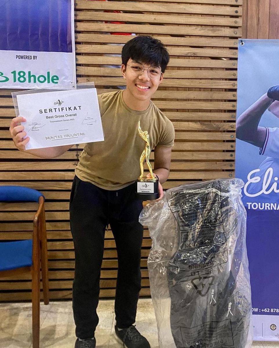 Muntazar Halilintar saat bermain golf (instagram.com/muntazhalilintar)