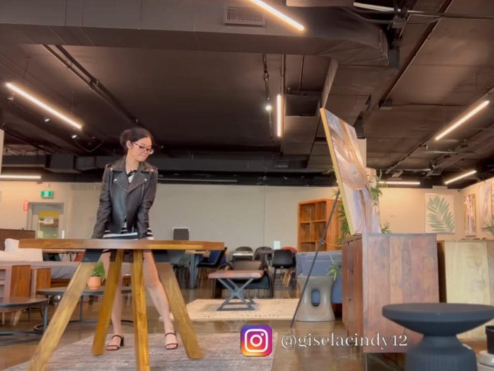 10 Potret Kegiatan Gisela Cindy Jadi Manajer di Toko Furniture